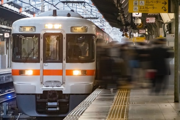 電車の中でダウン着て汗だくになってる人いるでしょ？