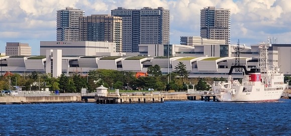 豊洲市場に新しくできた「千客万来」のフードコート、完全に訪日外国人向けの価格設定だと話題に