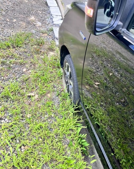 【画像】すまん田舎で側溝にハマったんやが・・・