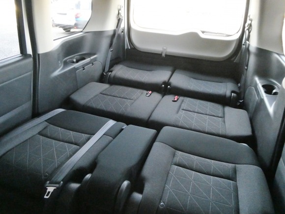 車中泊って眠れる？寝れためしがないわ