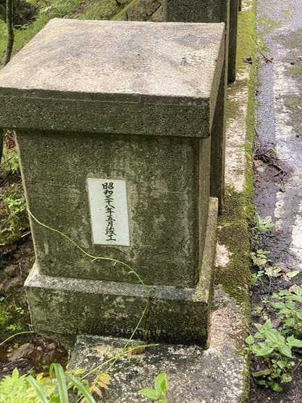890