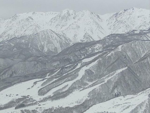 【悲報】バックカントリー中に雪崩が発生…コース外の山林で複数人が巻き込まれたか