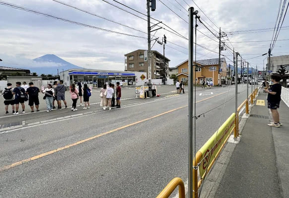 【山梨県】「コンビニ富士」外国人らの迷惑行為続き、店の前にも新たな柵を設置へ…富士河口湖町が「苦渋の決断」