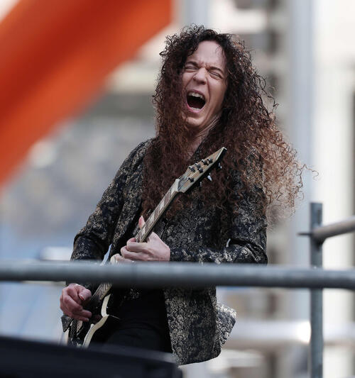世界的ギタリスト、神社でダンス動画撮影する外国人旅行者に注意喚起「日本は外国人を優雅に迎え入れてきた。このような無礼が続けば…」