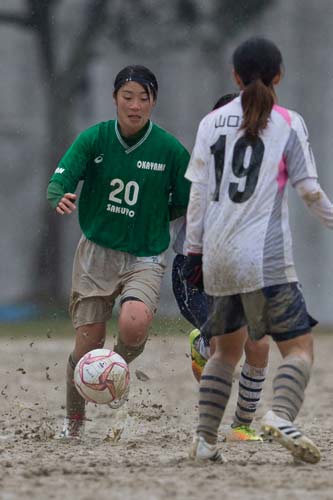 女子サッカー部 雨中の試合と練習 ジャージ ユニフォーム女子