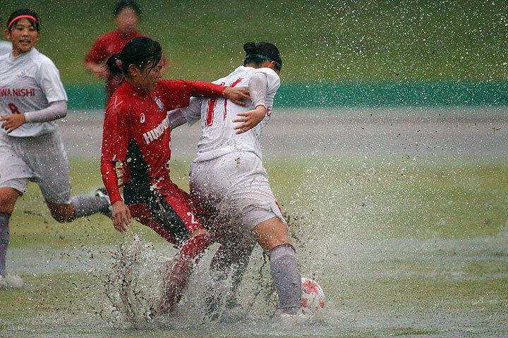 女子サッカー部 雨中の試合と練習 ジャージ ユニフォーム女子