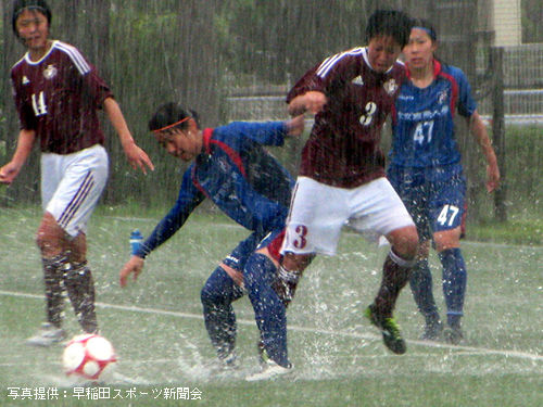 女子サッカー 雨の中の試合 2 ジャージ ユニフォーム女子 女子サッカー 雨の中の試合 2 ジャージ ユニフォーム女子