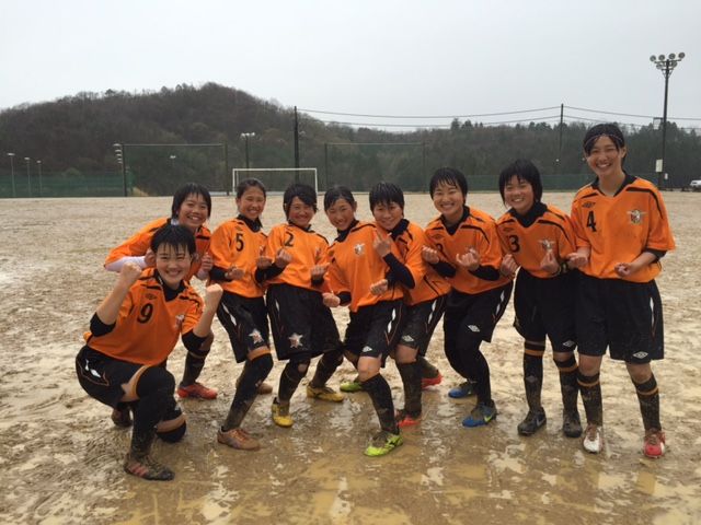 女子サッカー 雨の中の試合 ２ ジャージ ユニフォーム女子