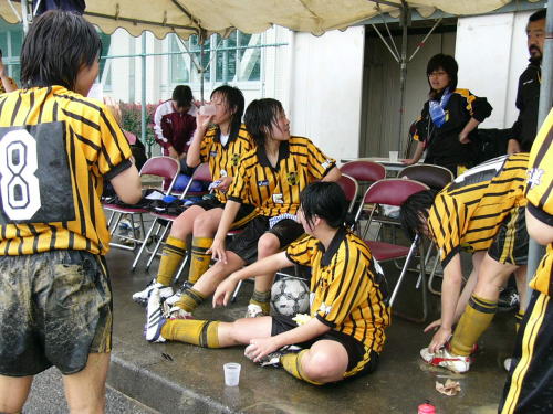 女子サッカー 雨の中の試合 ２ ジャージ ユニフォーム女子