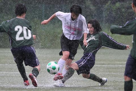 雨の中の女子サッカー試合 ジャージ ユニフォーム女子