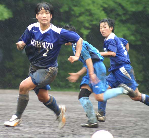 雨の中の女子サッカー試合 ジャージ ユニフォーム女子