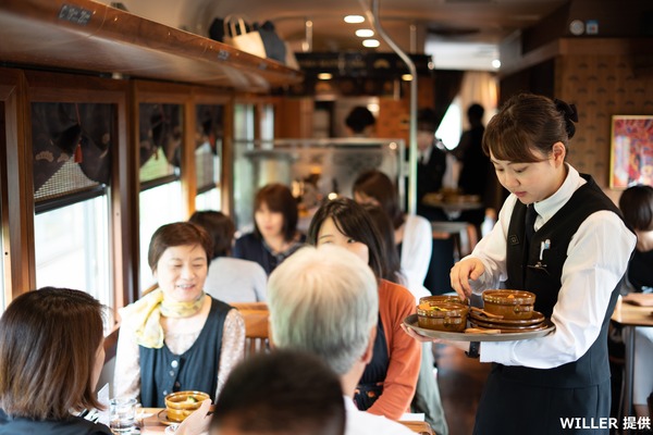 料理は1枚ごとプレートで提供