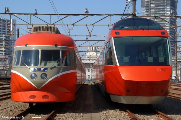小田急電鉄、新旧ロマンスカー70000形GSEと3000形SEがそろって展示