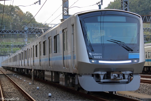 小田急電鉄、12年ぶりの新型通勤車両「5000形」を報道陣に公開
