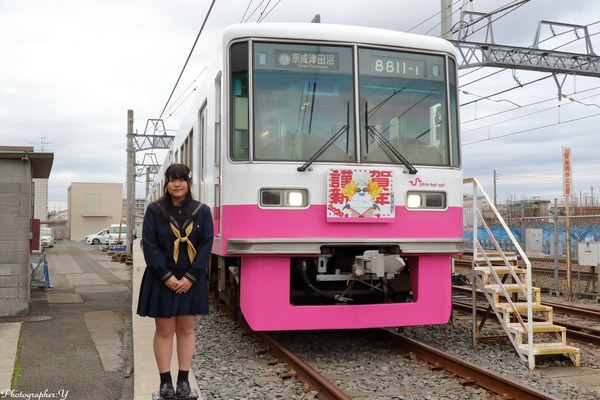 新京成電鉄、沿線の高校生が描いた干支のねずみヘッドマーク電車を報道陣に公開