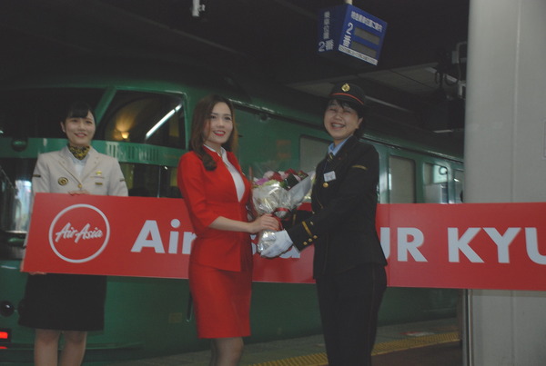JR九州、特急「ゆふいんの森1号」にエアアジアのキャビンクルーが「1日客室乗務員」として乗車