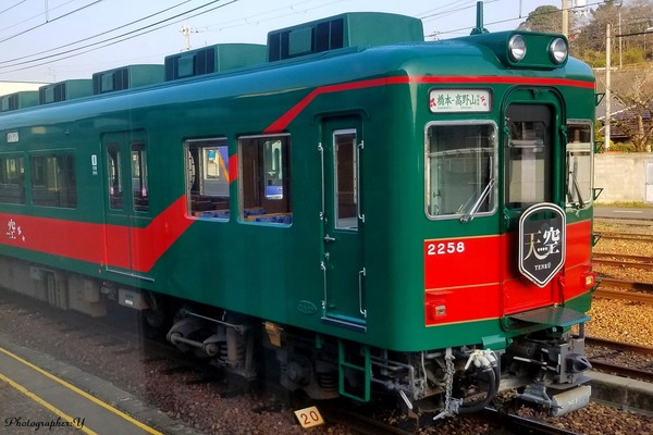 南海電気鉄道、「天空」運行開始10周年を記念した特別ツアーで難波駅に入線