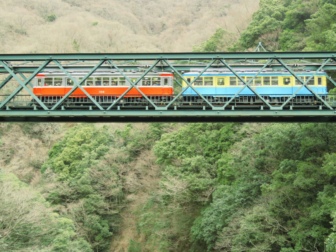 2月12日で引退した箱根登山鉄道の110号を撮影する。 : 快特京王