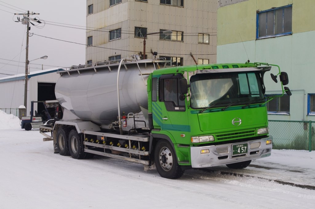 太平洋興運 プロフィア・セメント運搬車 エヌティーさんの検修庫(trans5885)