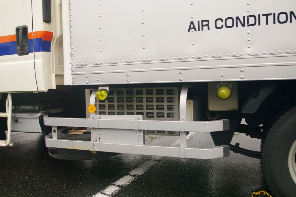 日本通運 中部美術品支店 美術品輸送専用車 エヌティーさんの検修庫 Trans5885