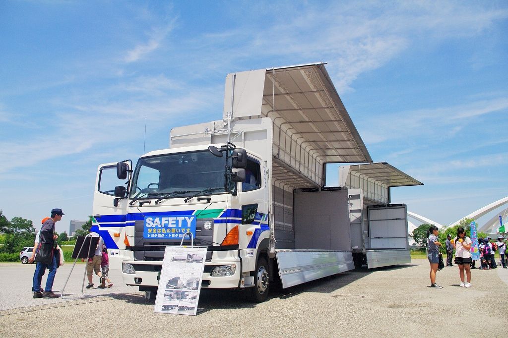ステンレス 産業廃棄物運搬用 25㎥ 脱着コンテナ | 高橋ボデー