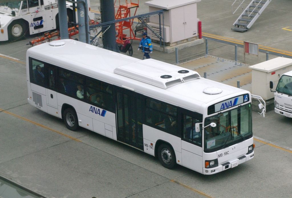 ANA新千歳空港 ランプバス : エヌティーさんの検修庫(trans5885)