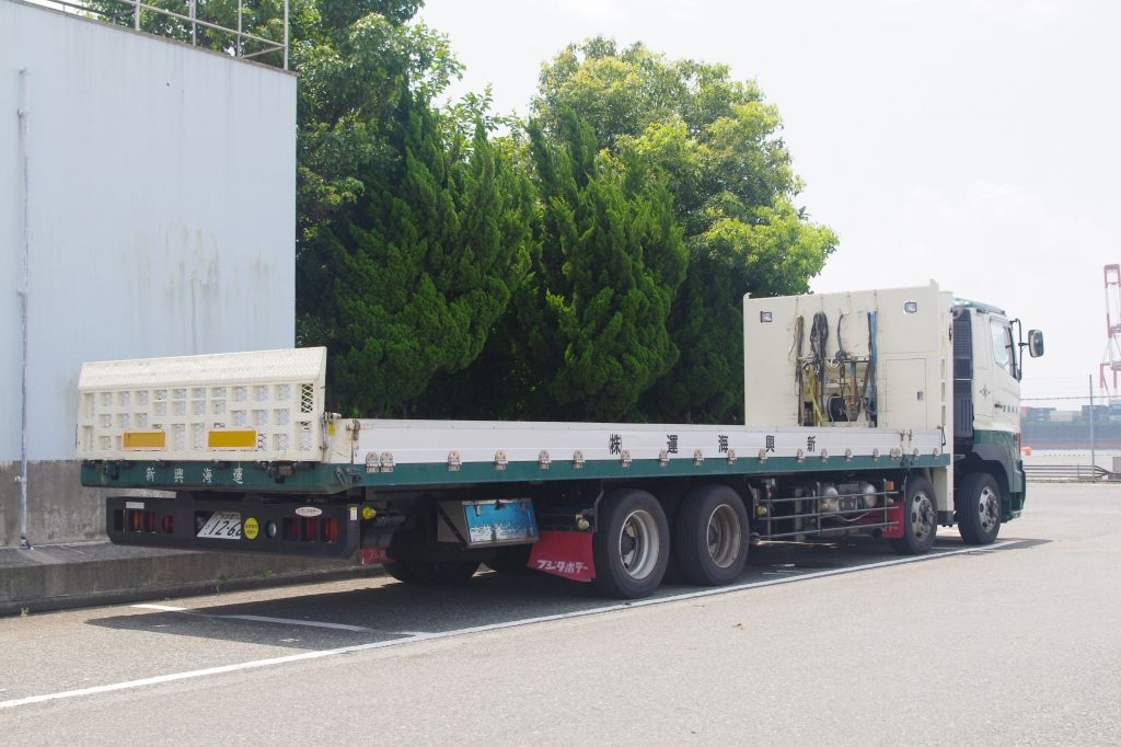 新興海運 プロフィア重機運搬車 エヌティーさんの検修庫 Trans55