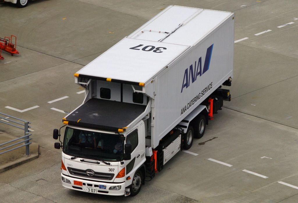 ANAのケータリングトラック : エヌティーさんの検修庫(trans5885)