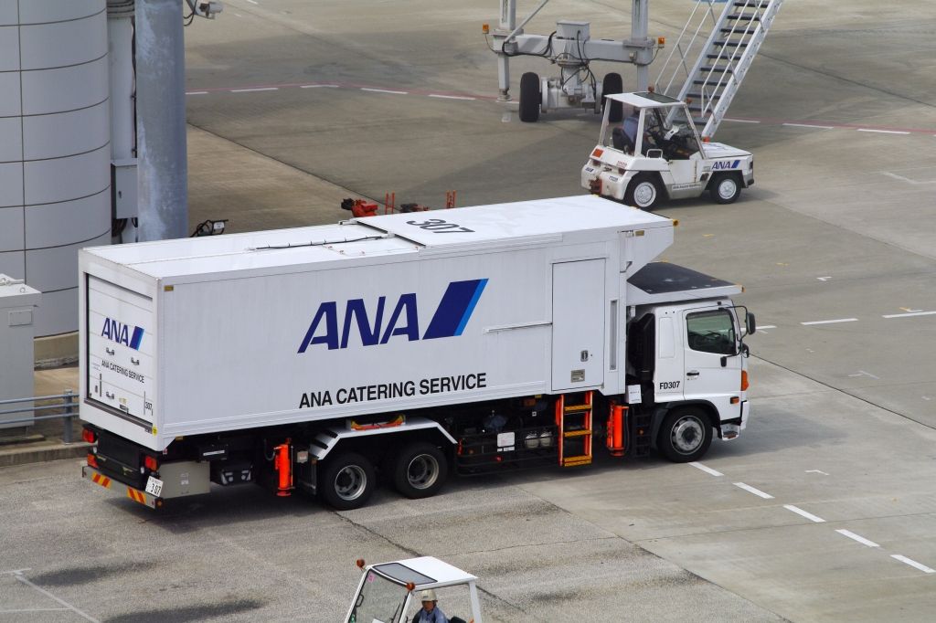 ANAのケータリングトラック : エヌティーさんの検修庫(trans5885)