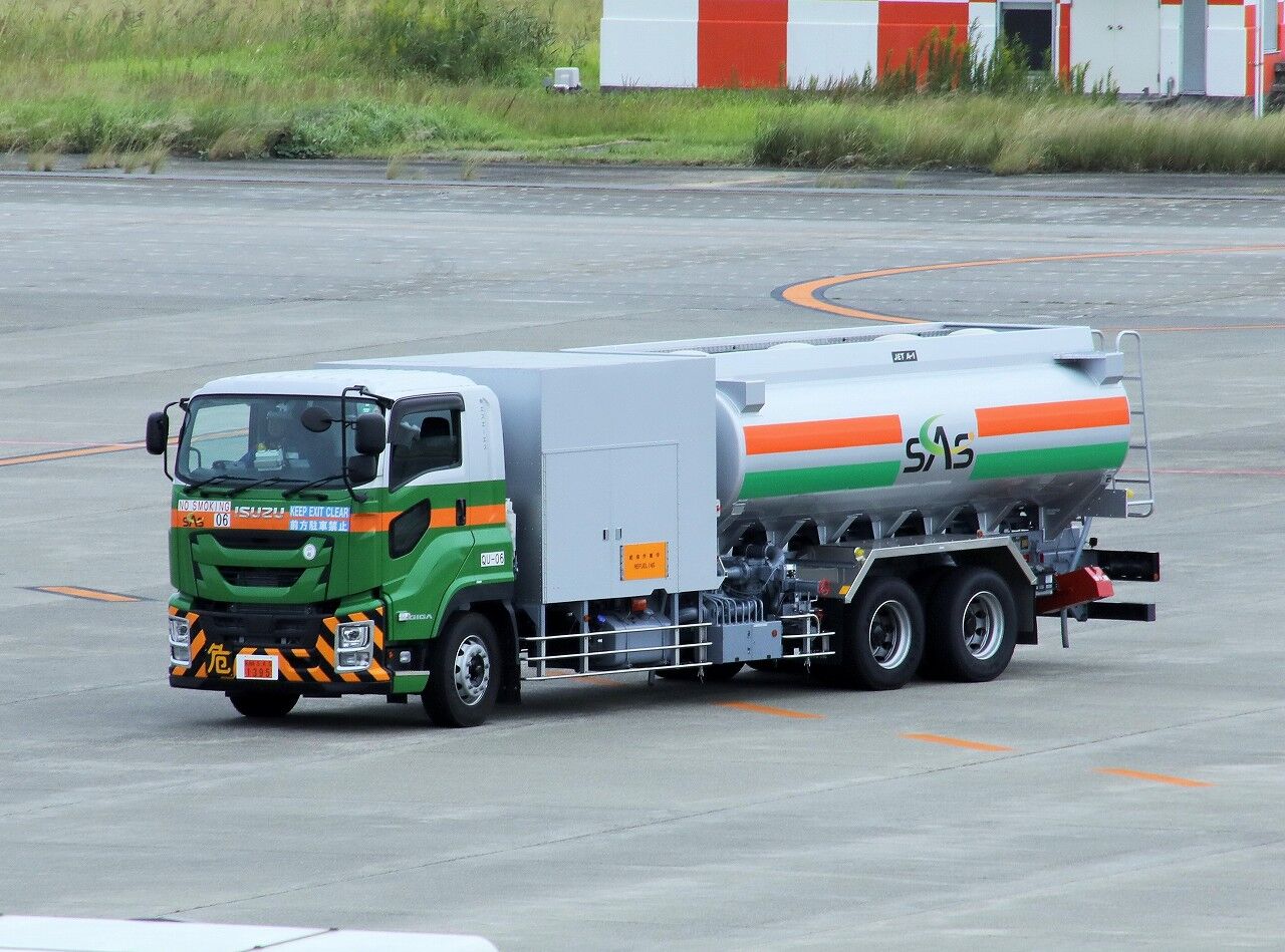 空港アクセサリー ESSO給油トラック2台＆ラバトリーサービスカー2台