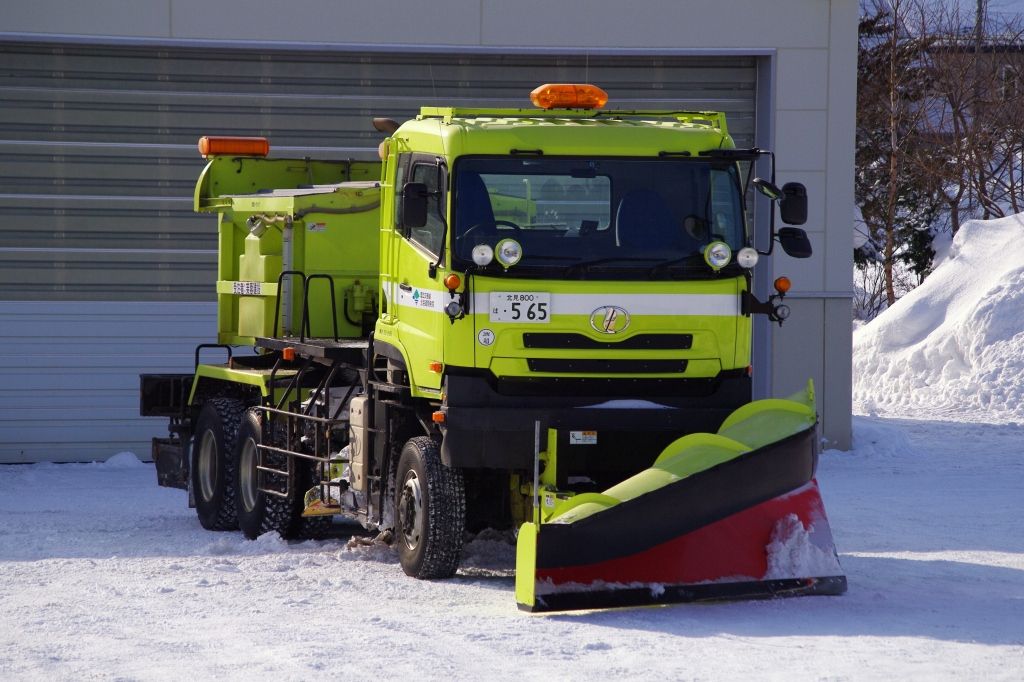 北海道開発局 クオン散布装置付除雪トラック エヌティーさんの検修庫 Trans55