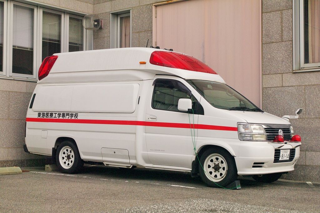 東海医療工学専門学校 救急車 エヌティーさんの検修庫 Trans55