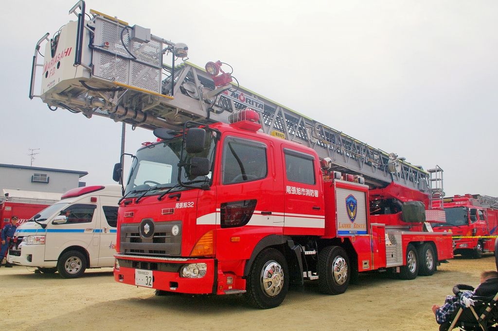 消防　はしご車　テクノ　408と409 消防 はしご車 テクノ 408と409 消防はしご車テクノ408と409