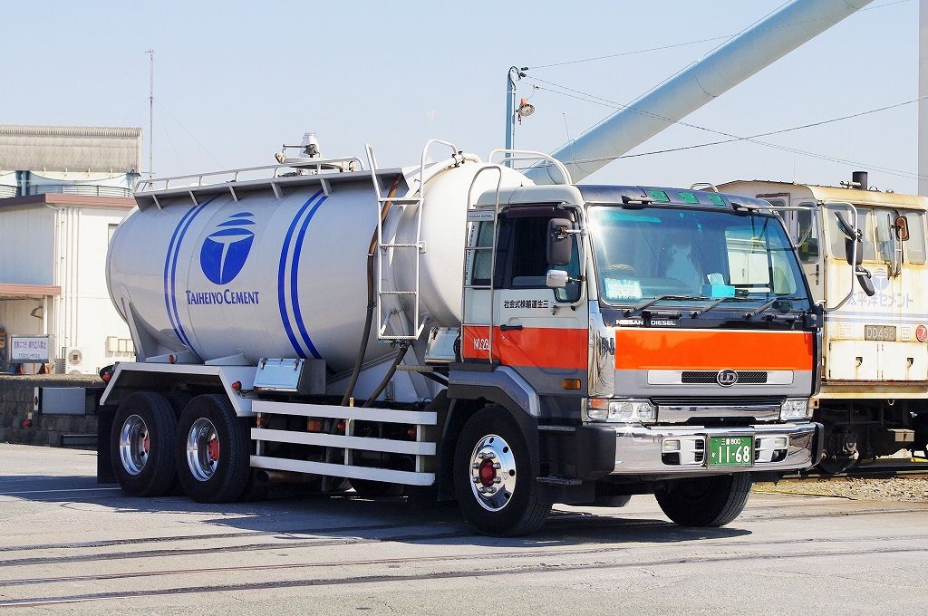 三生運輸 セメント運搬車 エヌティーさんの検修庫 Trans55