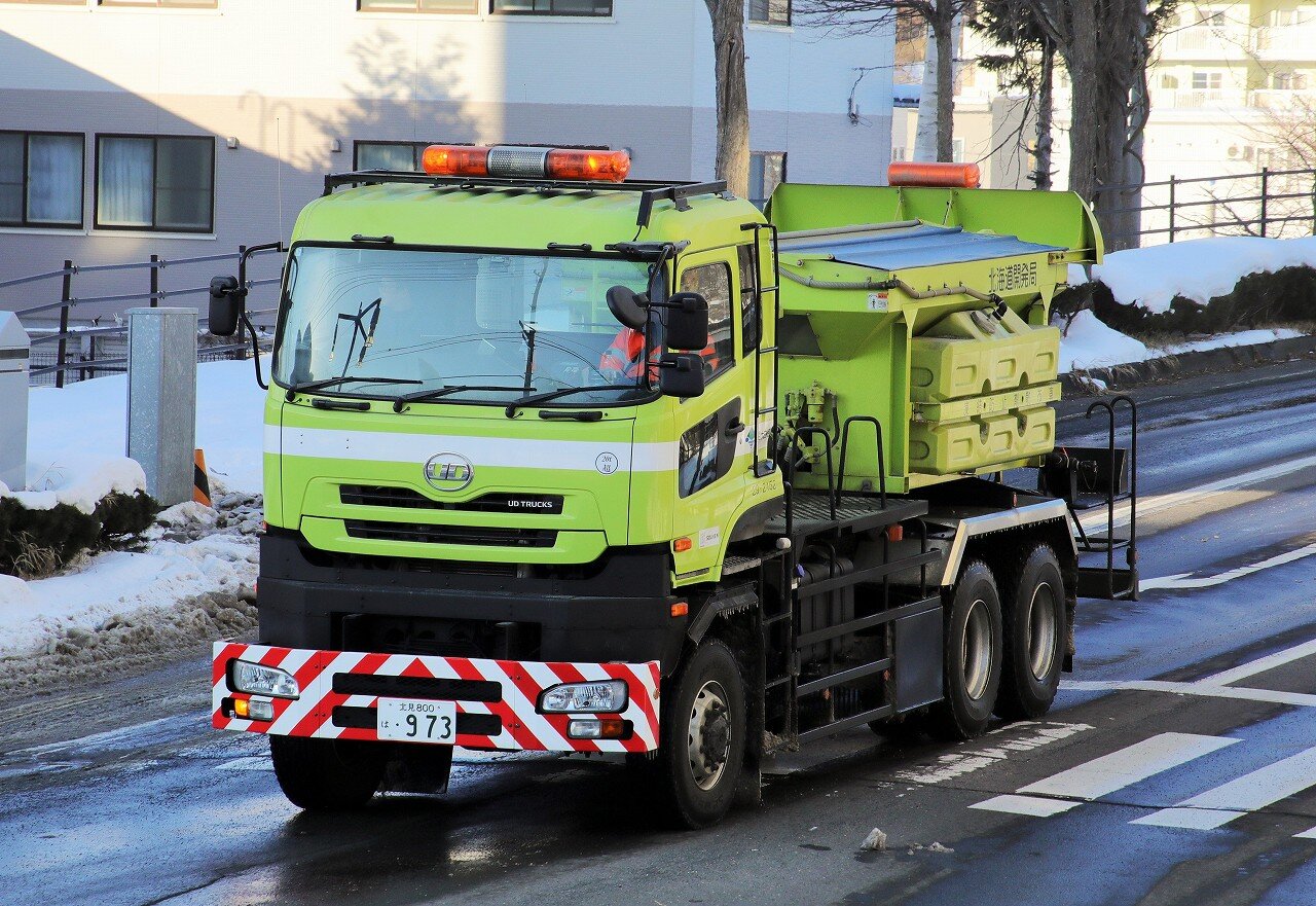 冬の道路を守る特殊車両の魅力を的確に再現! 凍結防止剤散布車が
