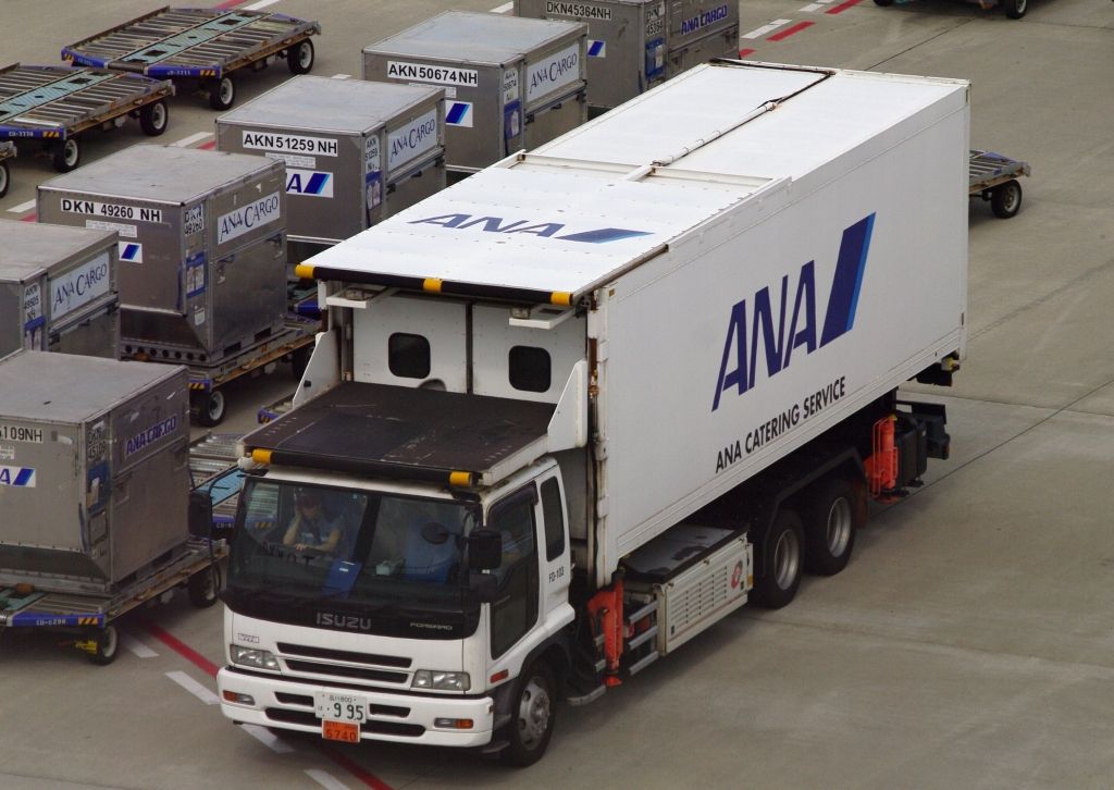 ANAのケータリングトラック : エヌティーさんの検修庫(trans5885)