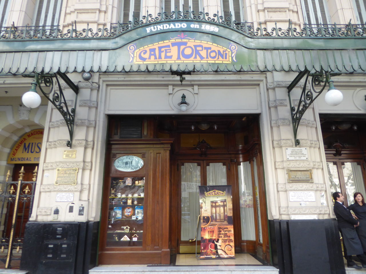 アルゼンチン旅行 その４９ 市内最古のカフェ Cafe Tortoni ひまがあれば海外 女子一人旅