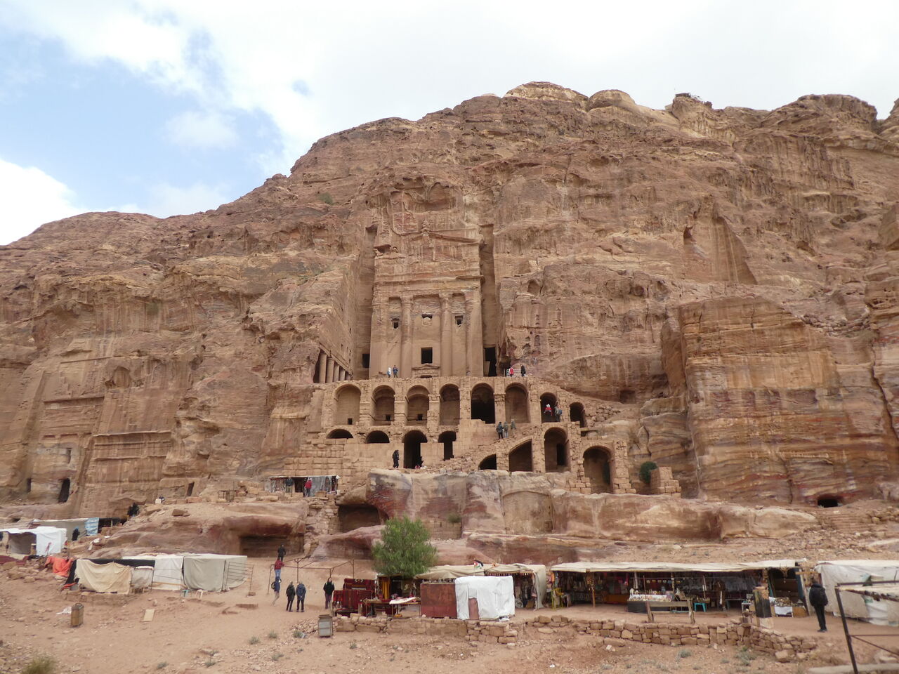 ヨルダン旅行 その１４ ペトラ遺跡の王家の墓 ひまがあれば海外 女子一人旅