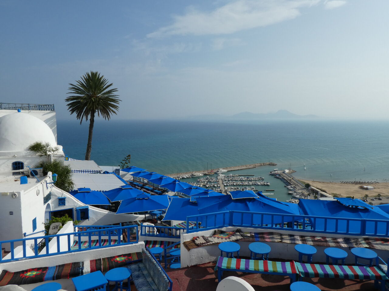 チュニジア旅行 その２２ シディ ブ サイドの絶景カフェ ひまがあれば海外 女子一人旅