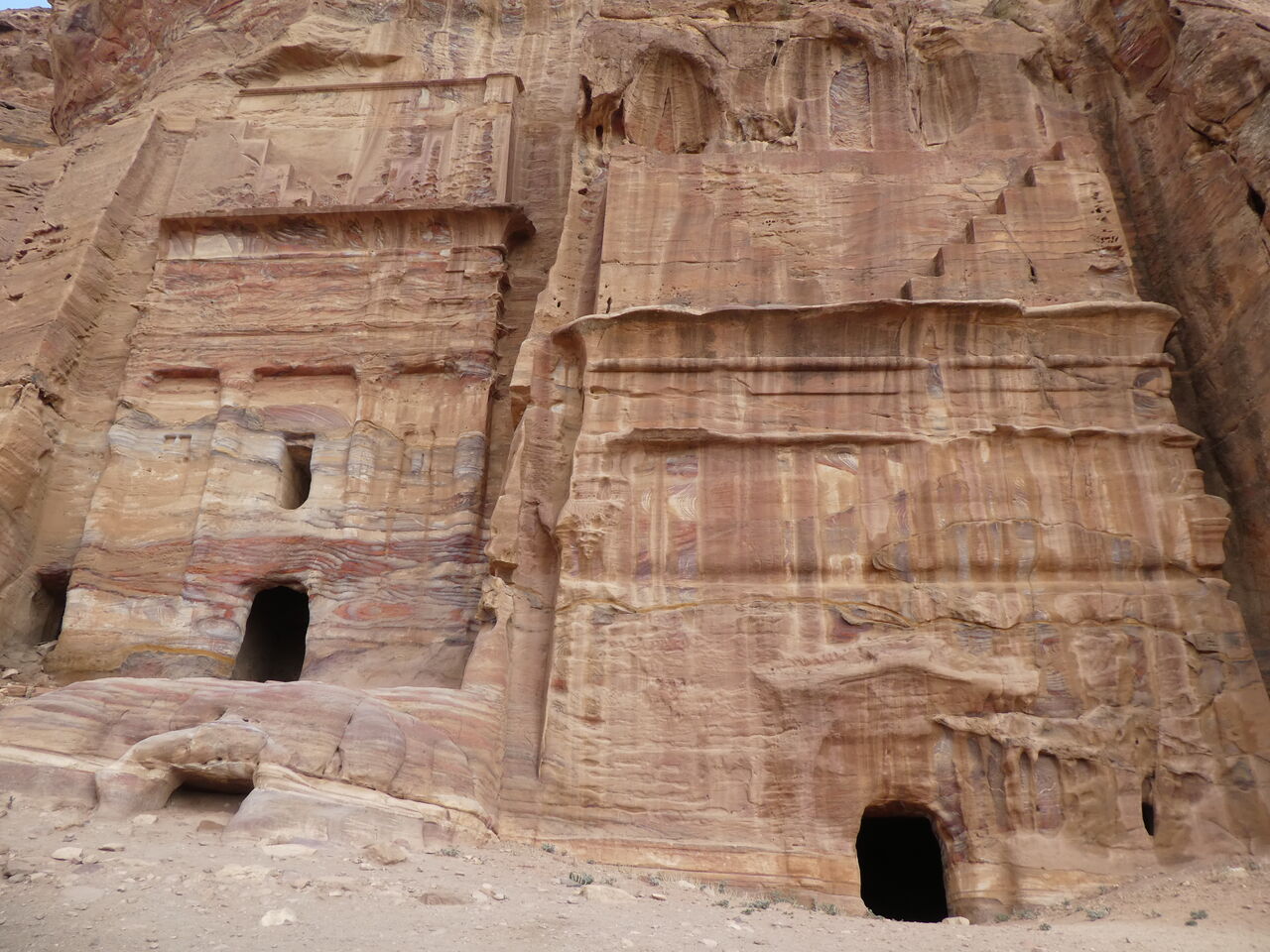 ヨルダン旅行 その１４ ペトラ遺跡の王家の墓 ひまがあれば海外 女子一人旅