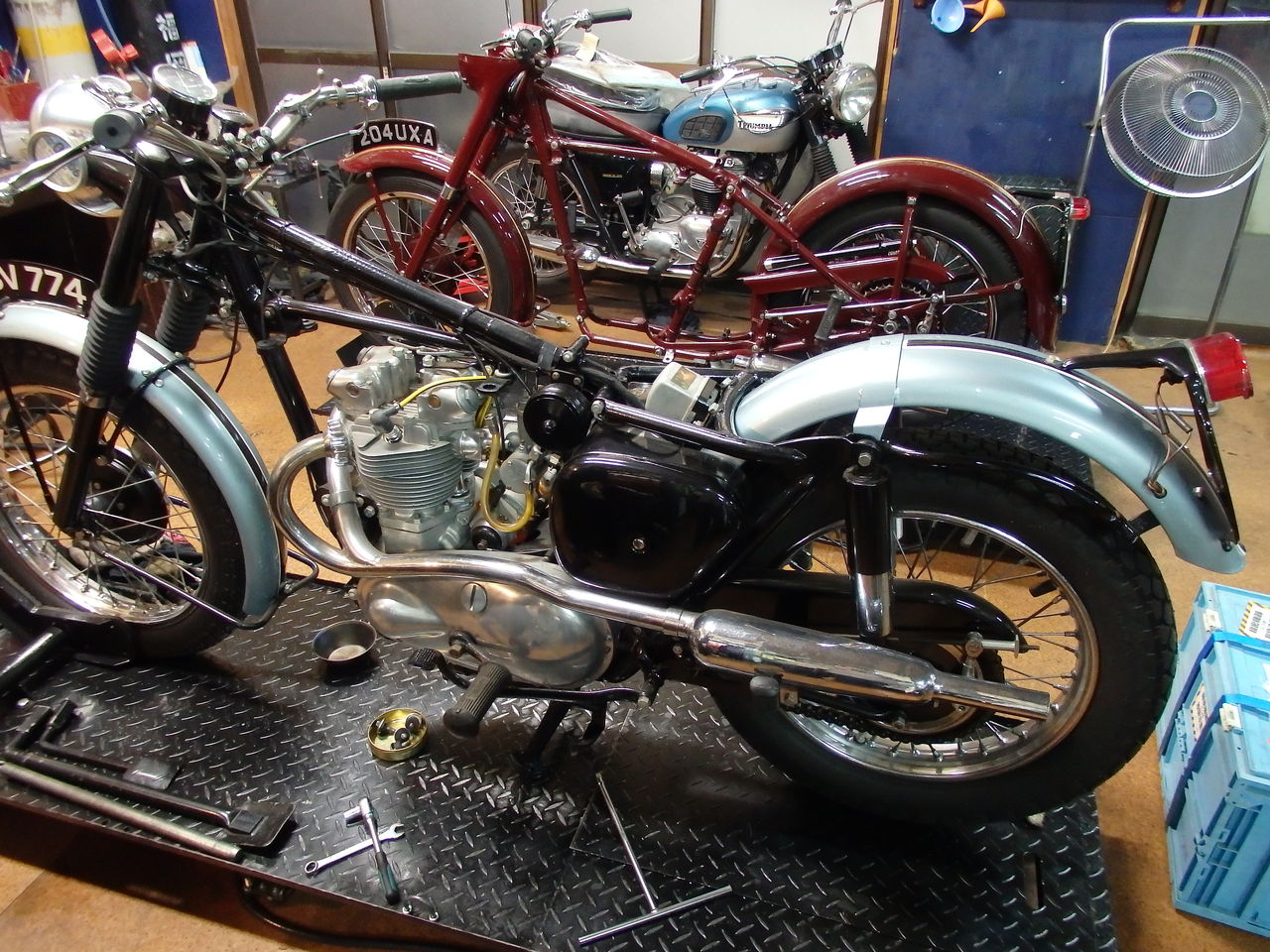 トライアンフ　TR6 純正タンク トライアンフ タンク 新品 T120 TR6 2 5ガロン カスタム