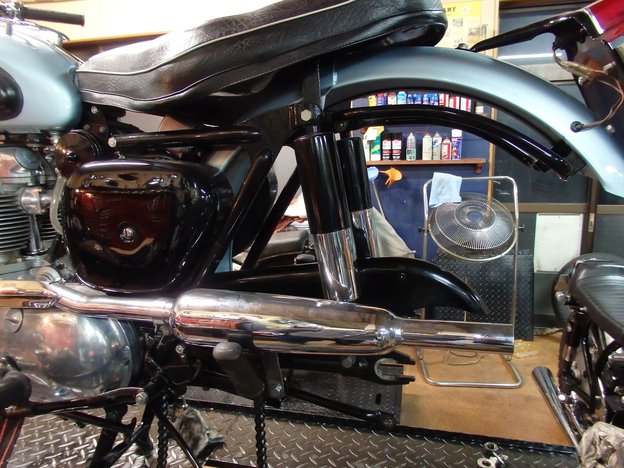 タイヤ交換も英車専門店で。 : TRAVIS CYCLES 