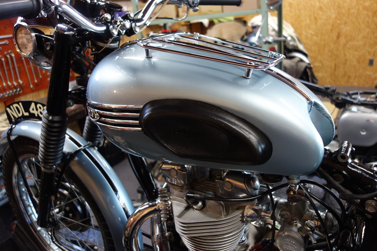 トライアンフTR6 純正タンク