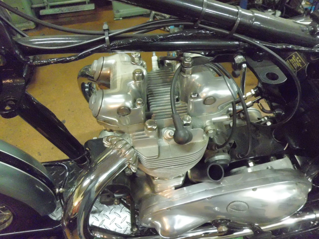 1956年トライアンフT100 分解作業の様子。 : TRAVIS