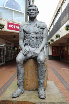 ハワード・ウィンストン像(Bronze statue of Howard Winstone)