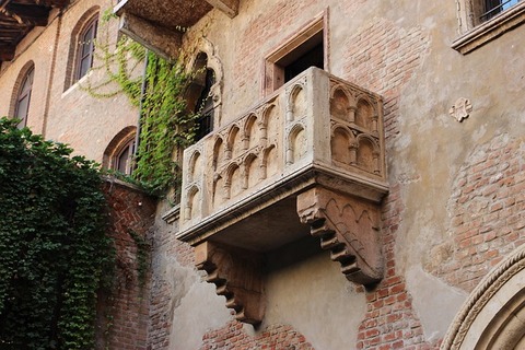 balcony-2984316_640