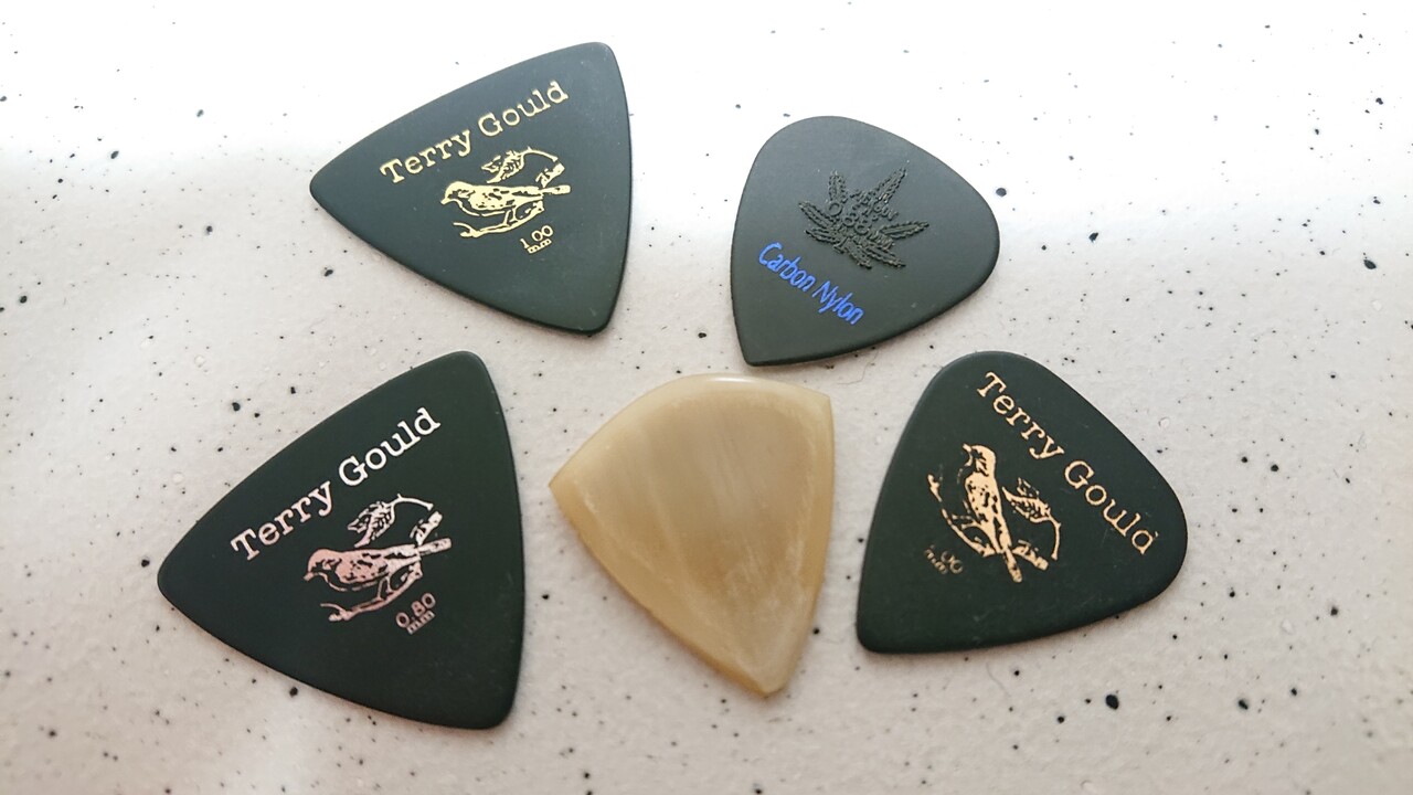 独断と偏見 ピックの話 木の温もりを鉄弦にのせて