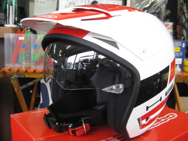 シールド内臓トライアルヘルメット トレックフィールドの ぎょうれん