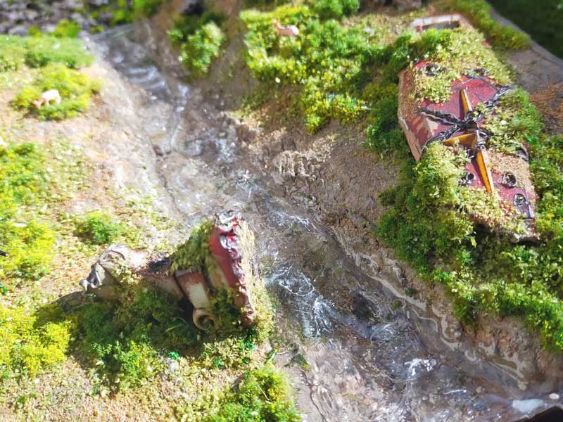 水は透明レジンとメディウムを重ねて表現（甘味さん提供）