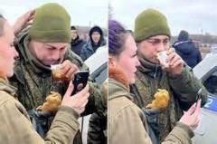 ウクライナ住民からパンと紅茶…涙を流すロシア兵士